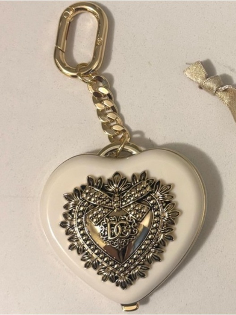 🆕💝Dolce & Gabbana - Cream Heart Compact Mirror with Gold Emblem and keychain